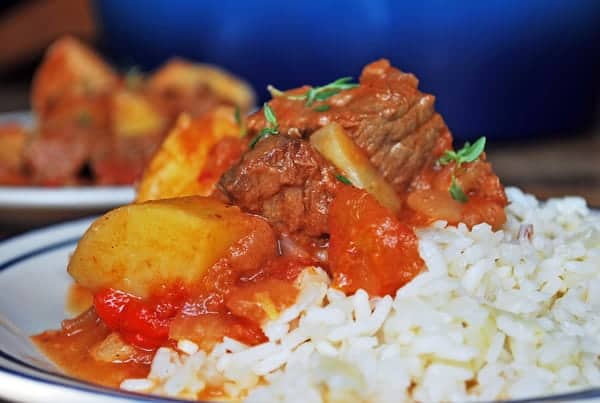 Estofado acompañado de arroz servido en un plato