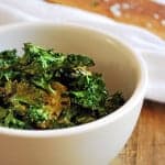 Chips de Kale su sabor es estupendo, son crujientes y muy sabrosos, haciéndolos una opción sana para un tentempié de la tarde.