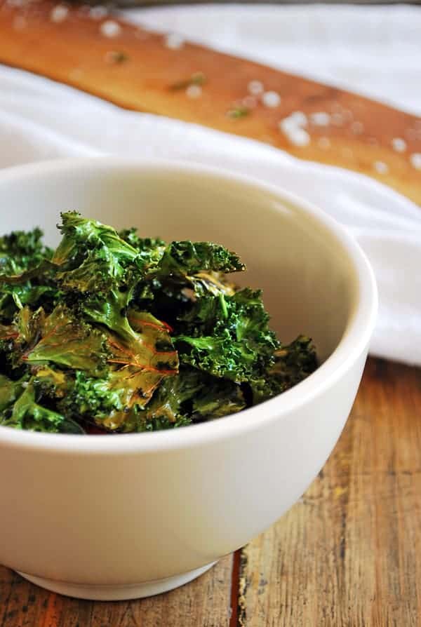 Chips de Kale su sabor es estupendo, son crujientes y muy sabrosos, haciéndolos una opción sana para un tentempié de la tarde.