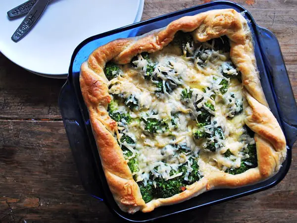 Tarta de brócoli en una fuente de horno