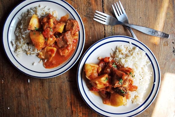 estofado servido en un plato junto con arroz