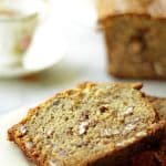 pan de plátano rebanada sobre un plato