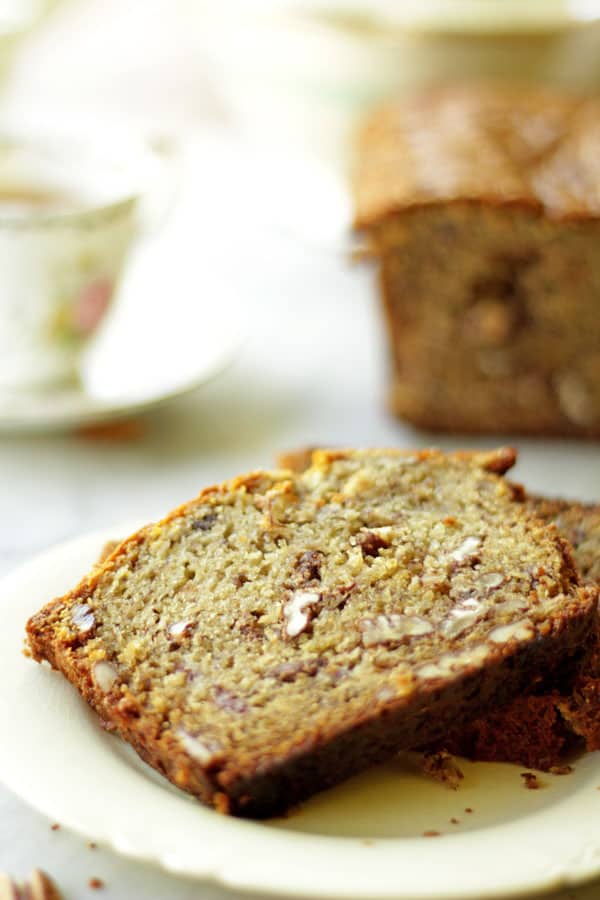 pan de plátano rebanada sobre un plato