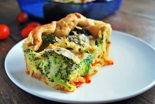 tarta de brocoli servida en un plato