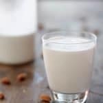 leche de almendras servida en un vaso
