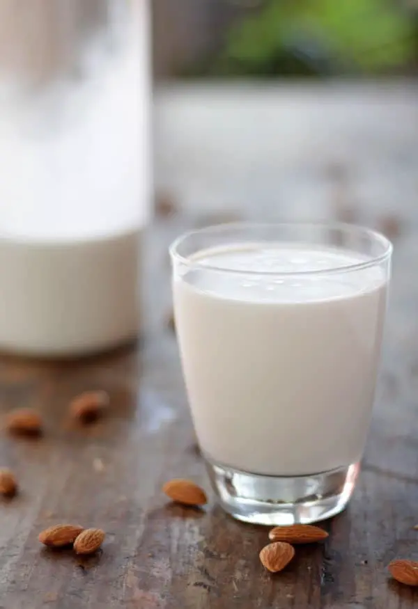 leche de almendras servida en un vaso