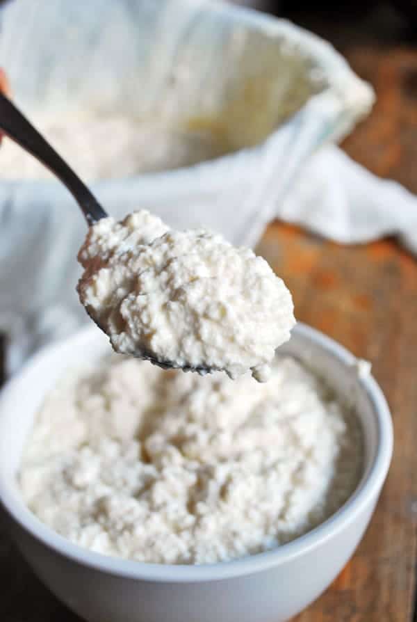 Queso ricotta hecho en casa el resultado es un queso cremoso, untoso y sobre todo delicioso.