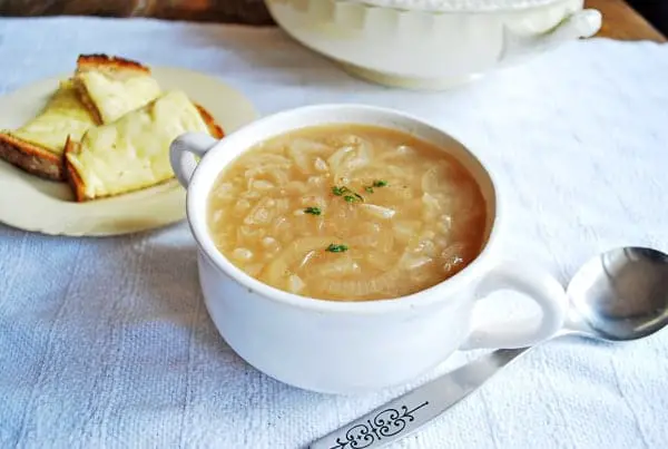 Sopa de cebolla servida en un plato hondo