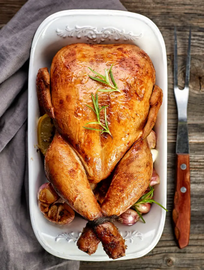 pollo en una charola de horno