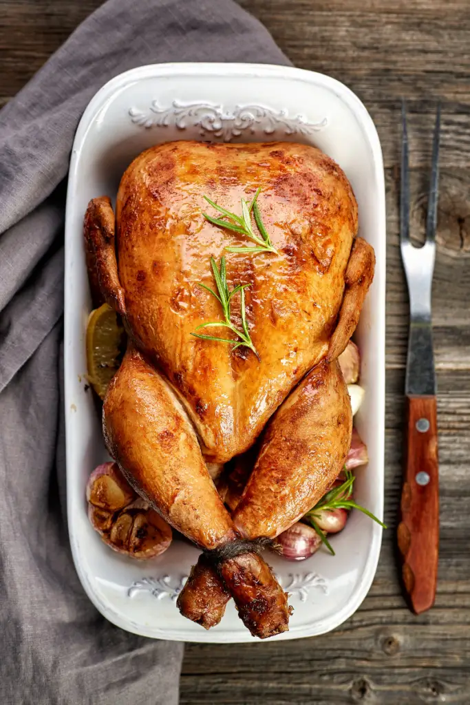 pollo en una charola de horno