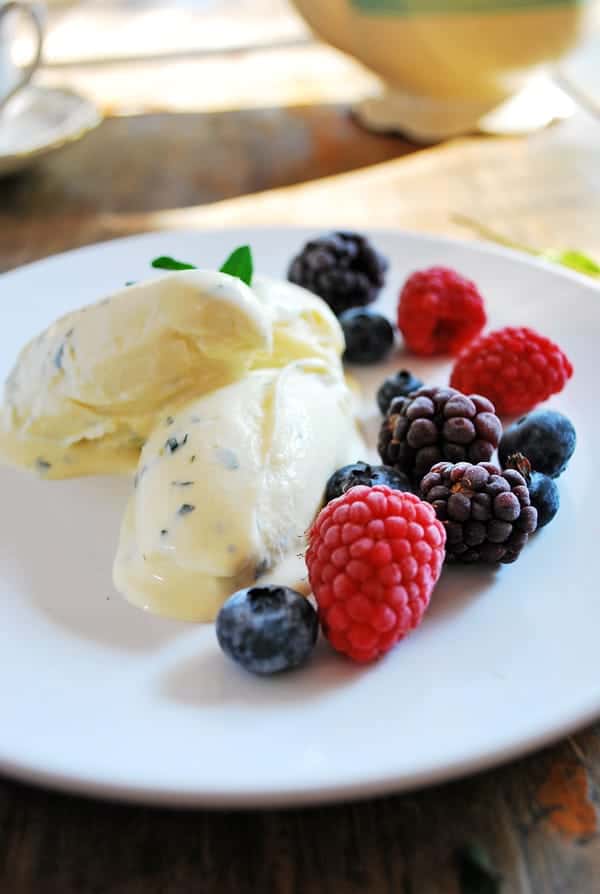 helado de menta servido en un plato