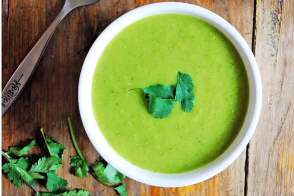sopa de calabacita servida en un plato hondo.