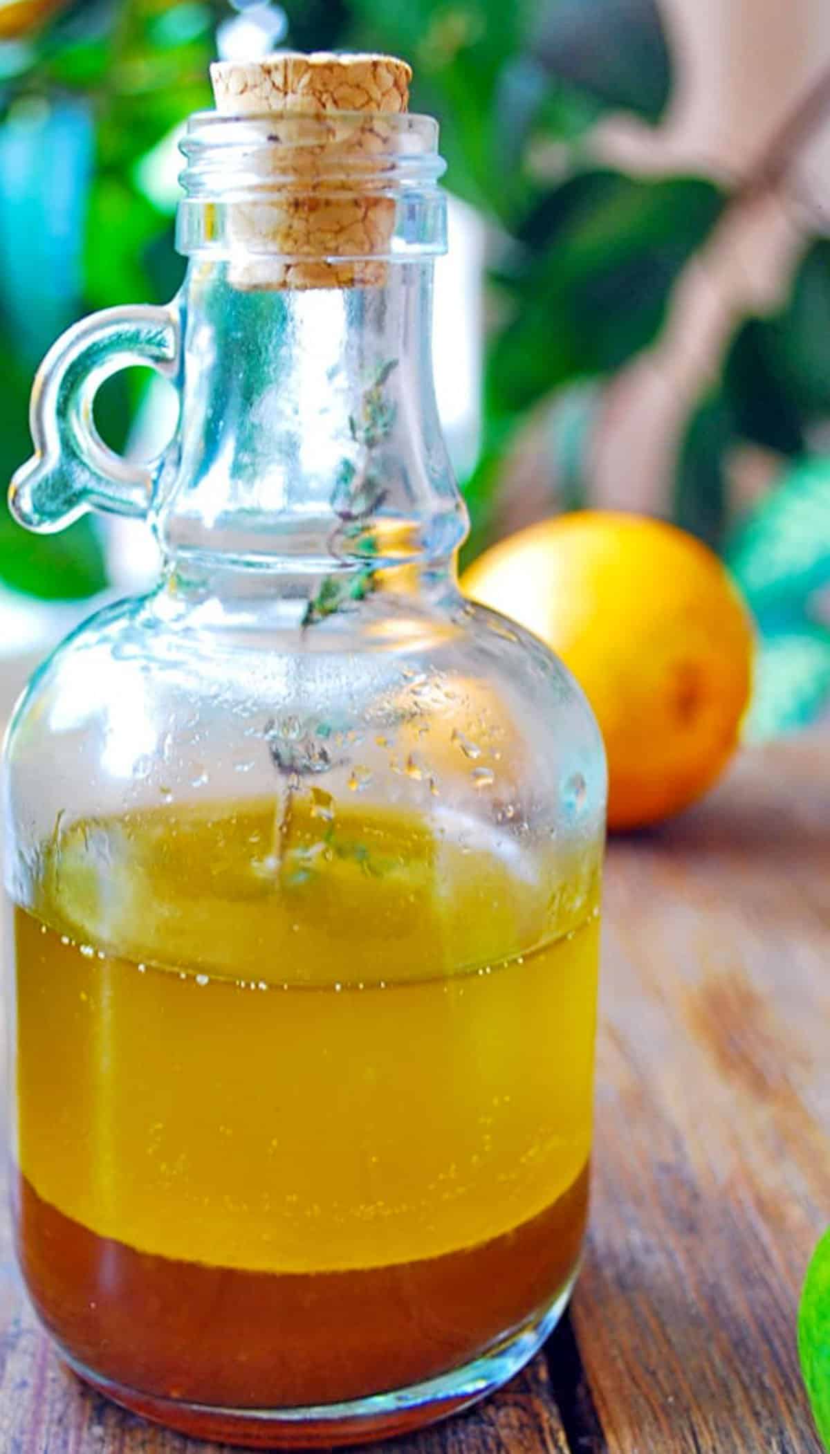 Aderezo de cítricos en una botella de vidrio.