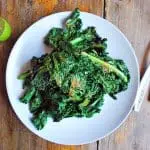 Kale, limón, un poco de aceite y sal, eso es todo, el resultado es un acompañamiento ideal para todo tipo de platillos. Además, es rápido y muy fácil de cocinar.