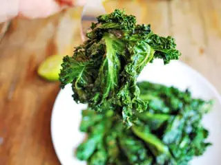 Kale, limón, un poco de aceite y sal, eso es todo, el resultado es un acompañamiento ideal para todo tipo de platillos. Además, es rápido y muy fácil de cocinar.