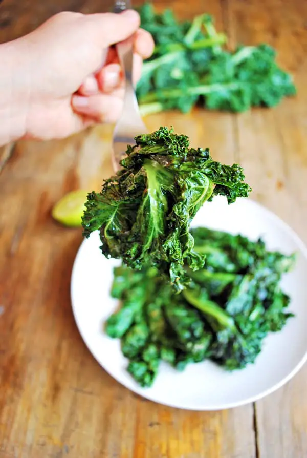 Kale, limón, un poco de aceite y sal, eso es todo, el resultado es un acompañamiento ideal para todo tipo de platillos. Además, es rápido y muy fácil de cocinar.