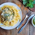 El pesto es una salsa a en perfecta armonía, donde la aromática albahaca combina con el ajo, el parmesano, las almendras y el aceite de oliva. Aunque es ideal para acompañar pasta también es deliciosa con pescado, en una ensalada de verduras tibias o simplemente sobre un trozo de buen pan.