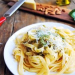 El pesto es una salsa a en perfecta armonía, donde la aromática albahaca combina con el ajo, el parmesano, las almendras y el aceite de oliva. Aunque es ideal para acompañar pasta también es deliciosa con pescado, en una ensalada de verduras tibias o simplemente sobre un trozo de buen pan.