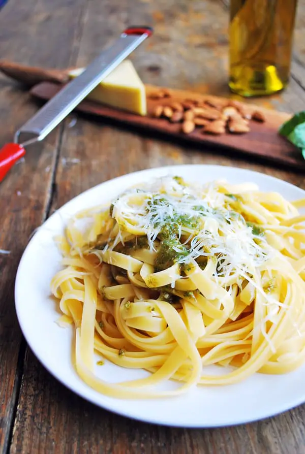 El pesto es una salsa a en perfecta armonía, donde la aromática albahaca combina con el ajo, el parmesano, las almendras y el aceite de oliva. Aunque es ideal para acompañar pasta también es deliciosa con pescado, en una ensalada de verduras tibias o simplemente sobre un trozo de buen pan. 