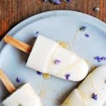 Paletas heladas, cremosas y adictivas con un suave y delicado sabor a lavanda.