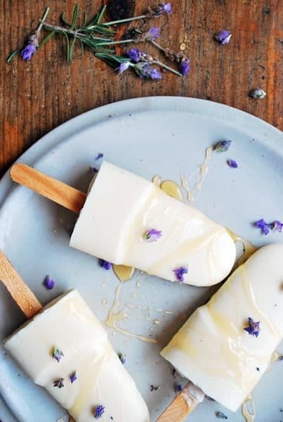 Paletas heladas, cremosas y adictivas con un suave y delicado sabor a lavanda.