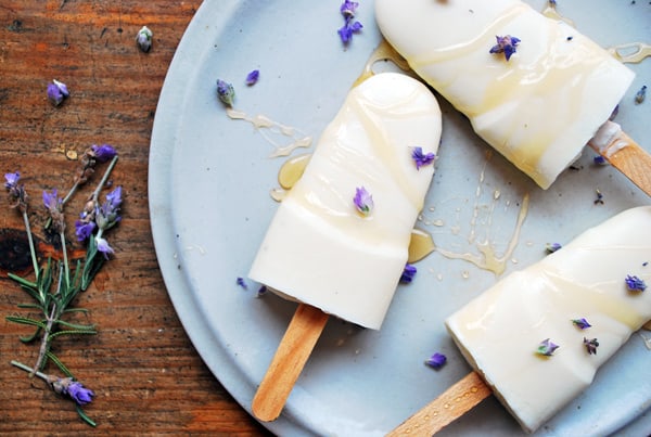 Paletas heladas, cremosas y adictivas con un suave y delicado sabor a lavanda.