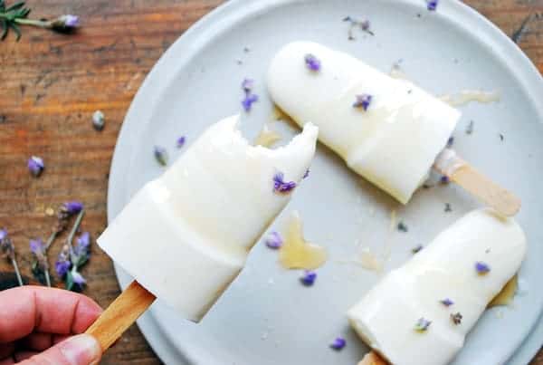 Paletas heladas, cremosas y adictivas con un suave y delicado sabor a lavanda.