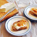 tostada de queso brie con cebolla dulce