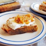 tostada de queso brie con cebolla dulce