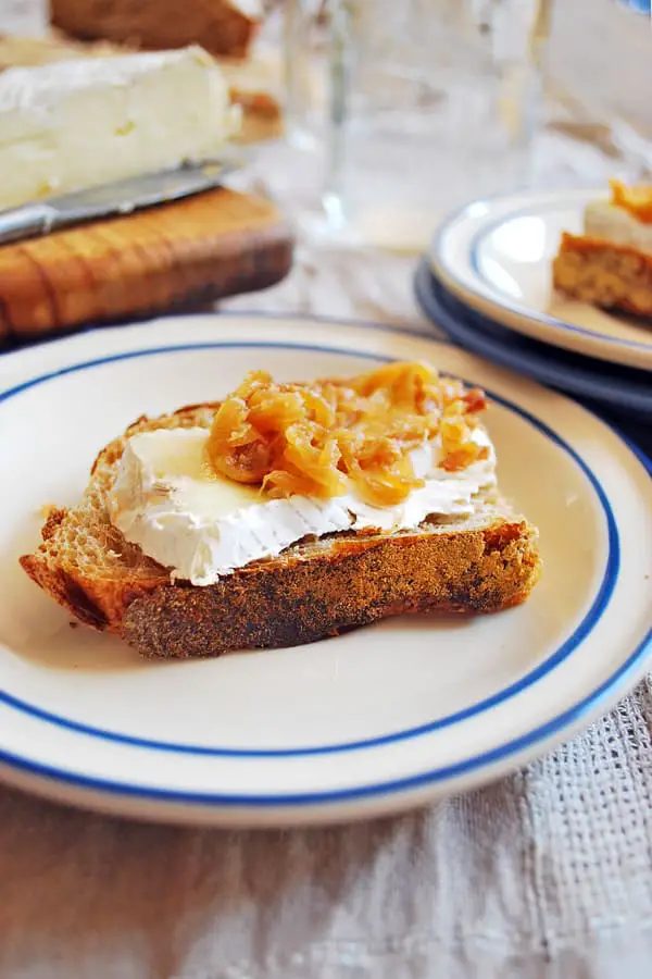 tostada de queso bree con cebolla dulce