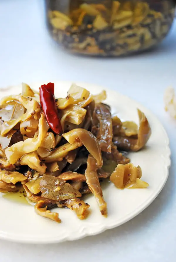 berenjenas en escabeche servidas en un plato