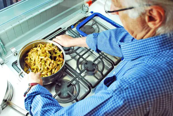 cocinando berenjenas en una estufa