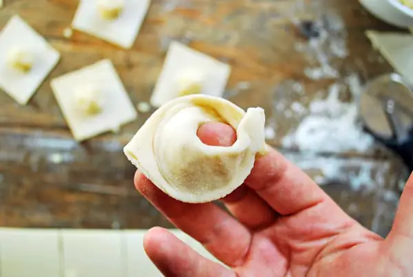Varenyky, una pasta fresca rellena de delicioso puré de papas con cebollas caramelizadas. Si pudiera describirlos en una sola palabra sería ¨ perfección ¨