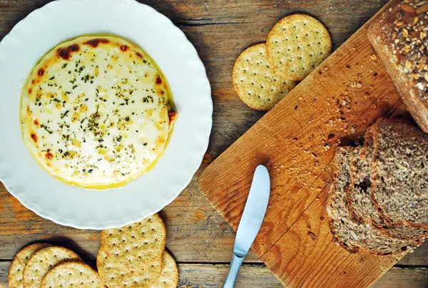 Este queso panela es espectacular para poner en el centro de una mesa, es fácil y rápido de hacer, pero su mejor virtud es que es delicioso.