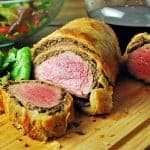 Filete Wellington, un crujiente hojaldre el cual tiene en el centro un filete jugoso, rodeado de una capa de hongos, seguido por una capa de prosciutto ¡Es una fiesta por si solo!