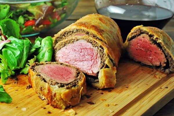 Filete Wellington, un crujiente hojaldre el cual tiene en el centro un filete jugoso, rodeado de una capa de hongos, seguido por una capa de prosciutto ¡Es una fiesta por si solo!