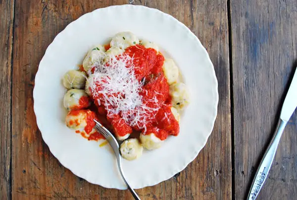 Malfati de queso ricotta y cebolla rellenos de queso gouda, una pasta fresca espectacular. El nombre malfati literalmente significa mal formado, aquí no es importante una forma perfecta sino un sabor espectacular.