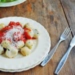 Malfati de queso ricotta y cebolla rellenos de queso gouda, una pasta fresca espectacular. El nombre malfati literalmente significa mal formado, aquí no es importante una forma perfecta sino un sabor espectacular.