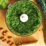 Este pesto de kale tiene muchísimo potencial, su sabor queda perfecto en la pasta así como en unas verduras asadas, sobre un pedazo de pan y que decir de las quesadillas. Es una delicia.