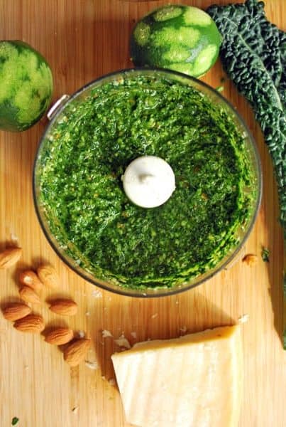 Este pesto de kale tiene muchísimo potencial, su sabor queda perfecto en la pasta así como en unas verduras asadas, sobre un pedazo de pan y que decir de las quesadillas. Es una delicia.