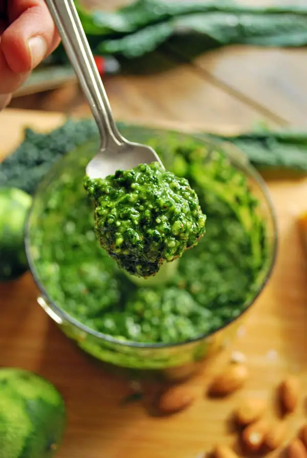 pesto de kale en una cuchara