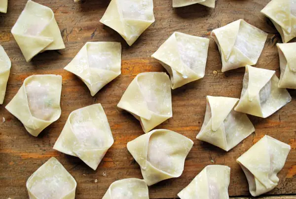 Esta sopa de wonton es espectacular, la pasta rellena tiene un toque fresco mientras que el caldo de pollo la hace reconfortante. Es una comida completa en un plato de sopa.