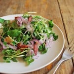 Esta ensalada de berros es una de mis preferidas, su sabor ligeramente picante combina de maravilla con el tocino. Es súper fácil de hacer, hay pocos pasos a seguir, tan solo hay que tratar a cada ingrediente de la manera correcta para sacarle sus mejores virtudes y al final la recompensa es deliciosa, un clásico que no se pueden perder.