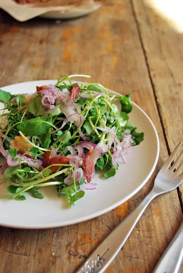 Esta ensalada de berros es una de mis preferidas, su sabor ligeramente picante combina de maravilla con el tocino. Es súper fácil de hacer, hay pocos pasos a seguir, tan solo hay que tratar a cada ingrediente de la manera correcta para sacarle sus mejores virtudes y al final la recompensa es deliciosa, un clásico que no se pueden perder.