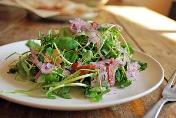 Esta ensalada de berros es una de mis preferidas, su sabor ligeramente picante combina de maravilla con el tocino. Es súper fácil de hacer, hay pocos pasos a seguir, tan solo hay que tratar a cada ingrediente de la manera correcta para sacarle sus mejores virtudes y al final la recompensa es deliciosa, un clásico que no se pueden perder.