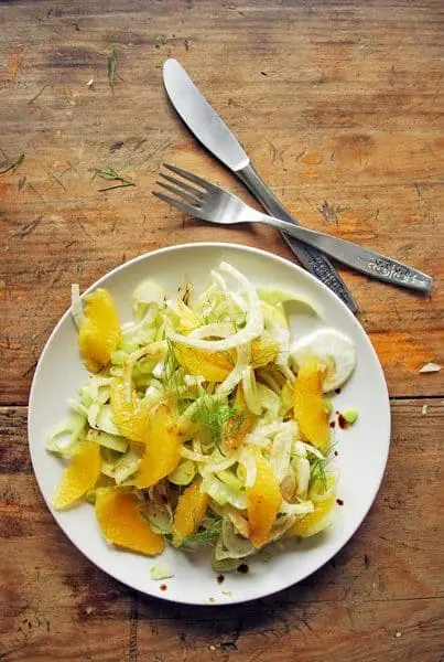 Esta es una ensalada sabrosa y sobretodo diferente. El sabor del hinojo y su textura combinan de maravilla con la naranja y el vinagre balsámico le da un toque acido perfecto que realza todos los sabores. Así que la próxima vez que vean un hinojo no lo dejen ir, ya que es espectacular.