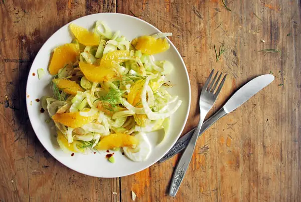 Esta es una ensalada sabrosa y sobretodo diferente. El sabor del hinojo y su textura combinan de maravilla con la naranja y el vinagre balsámico le da un toque acido perfecto que realza todos los sabores. Así que la próxima vez que vean un hinojo no lo dejen ir, ya que es espectacular.