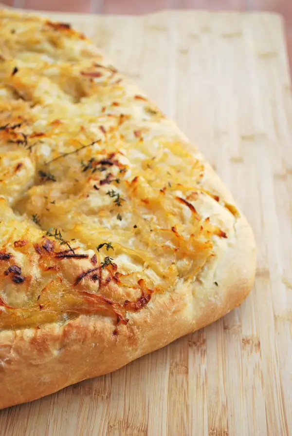 La focaccia de cebolla dulce es un pan plano y esponjoso lleno de sabor, y debo recalcar que es uno de mis favoritos por sabroso y sencillos de preparar. Una de las maravillas de la focaccia es su versatilidad ya que con la misma base se pueden hacer una enorme cantidad de sabores.