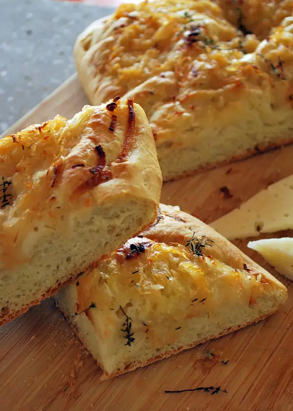 La focaccia de cebolla dulce es un pan plano y esponjoso lleno de sabor, y debo recalcar que es uno de mis favoritos por sabroso y sencillos de preparar. Una de las maravillas de la focaccia es su versatilidad ya que con la misma base se pueden hacer una enorme cantidad de sabores.