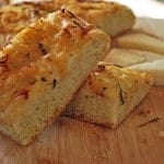 La focaccia de cebolla dulce es un pan plano y esponjoso lleno de sabor, y debo recalcar que es uno de mis favoritos por sabroso y sencillos de preparar. Una de las maravillas de la focaccia es su versatilidad ya que con la misma base se pueden hacer una enorme cantidad de sabores.